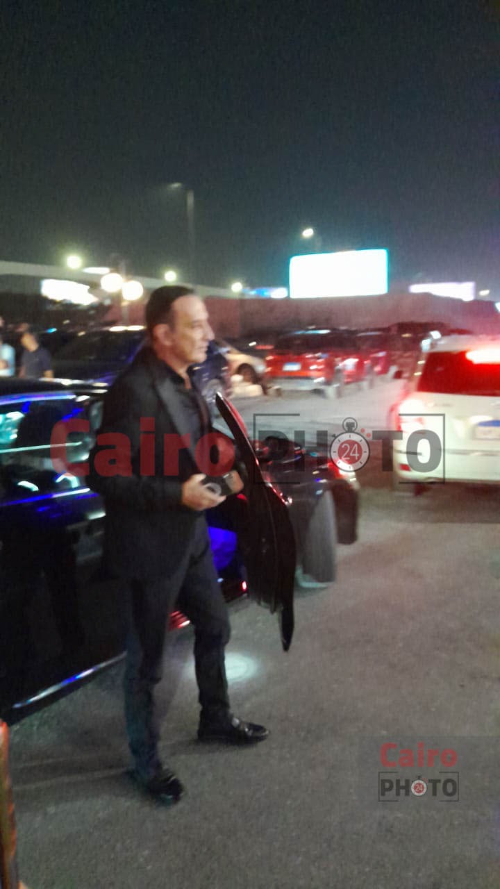 طارق علام يقدم واجب العزاء في الراحل عمرو ستين