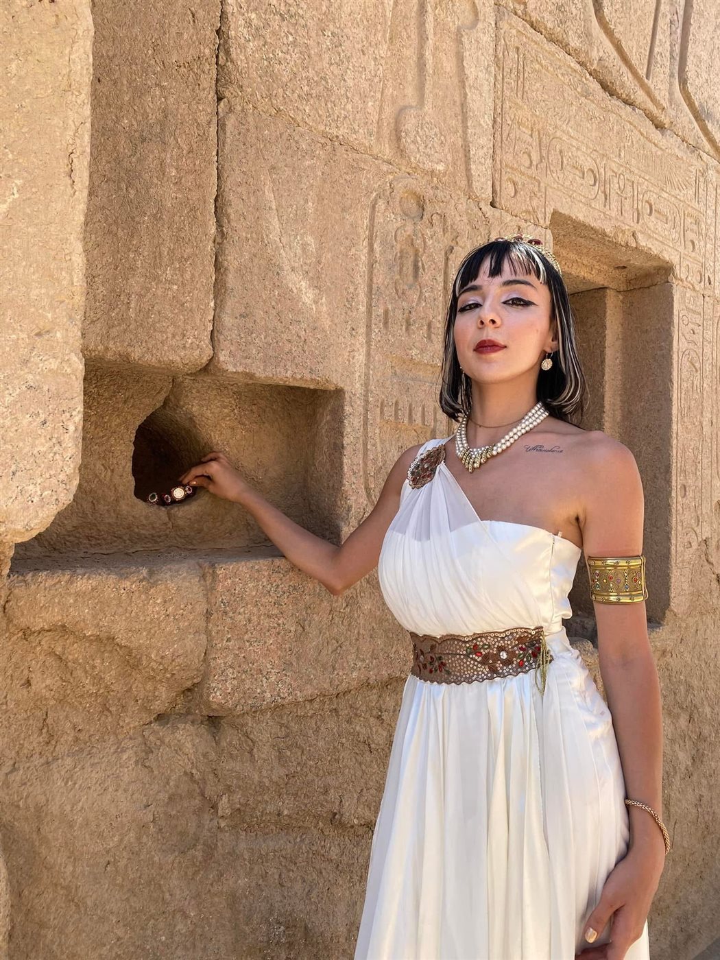 سائحة تركية تعيش اجواء كليوبترا بالكرنك