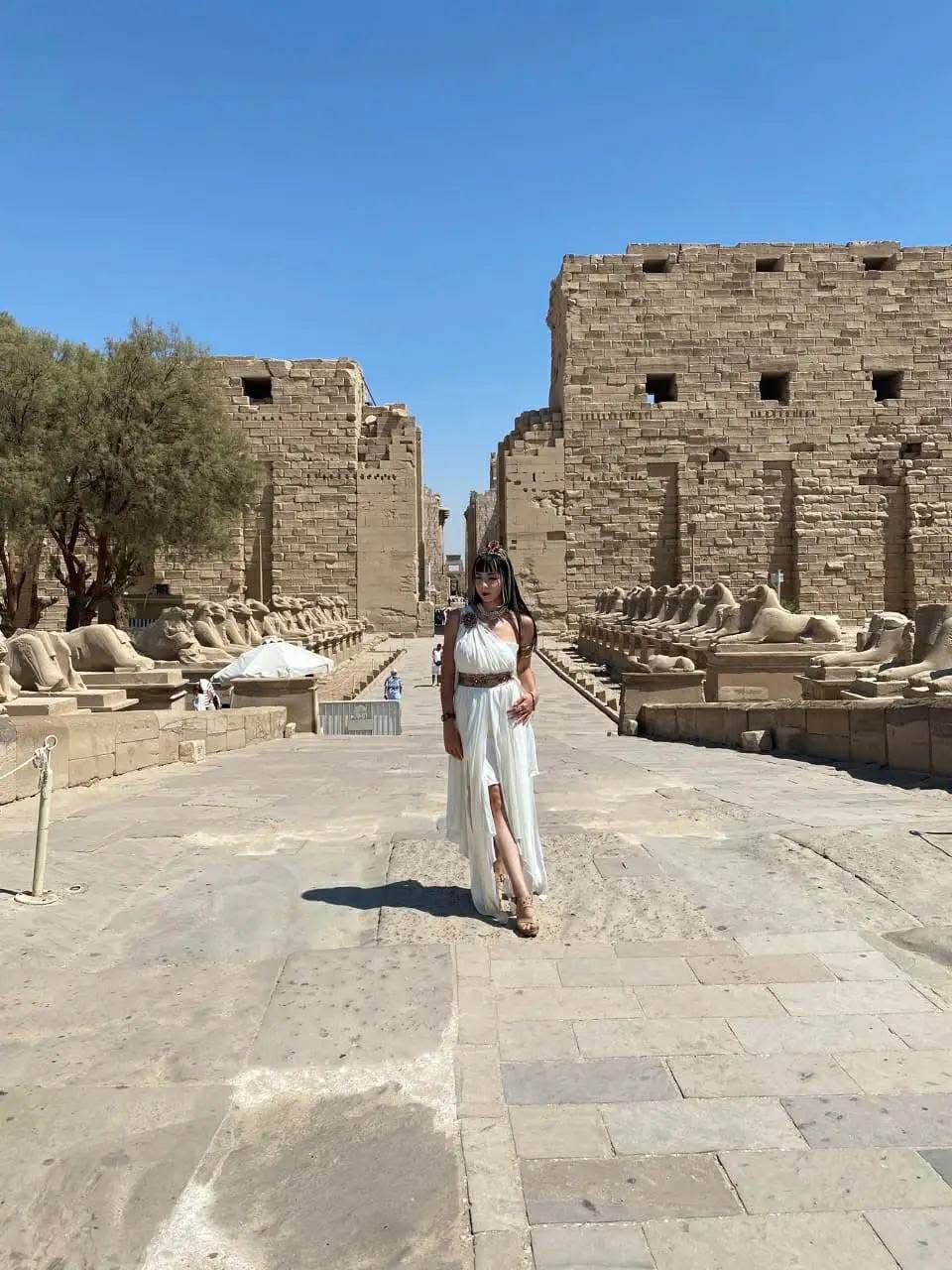 سائحة تركية تعيش اجواء كليوبترا بالكرنك