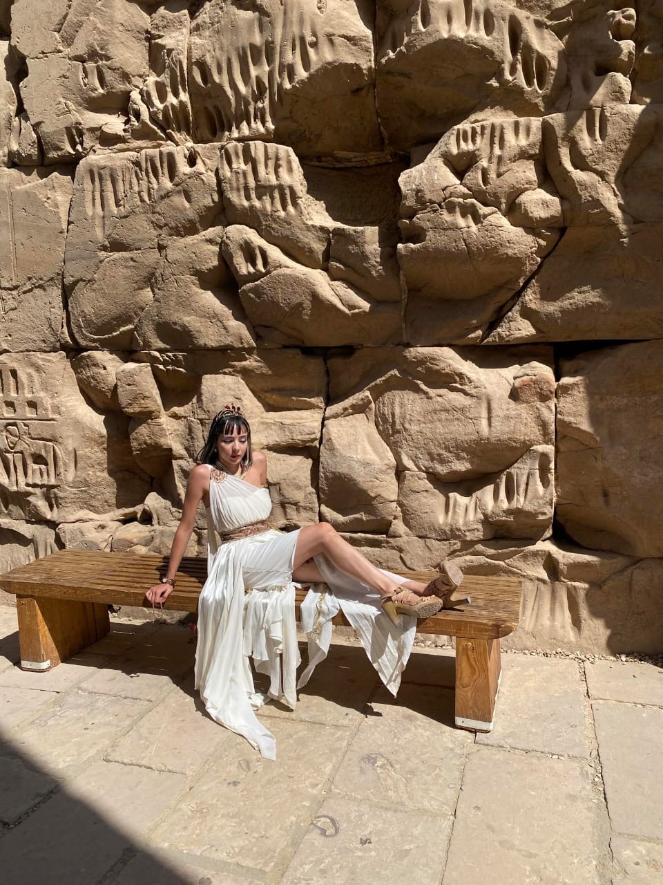 سائحة تركية تعيش اجواء كليوبترا بالكرنك