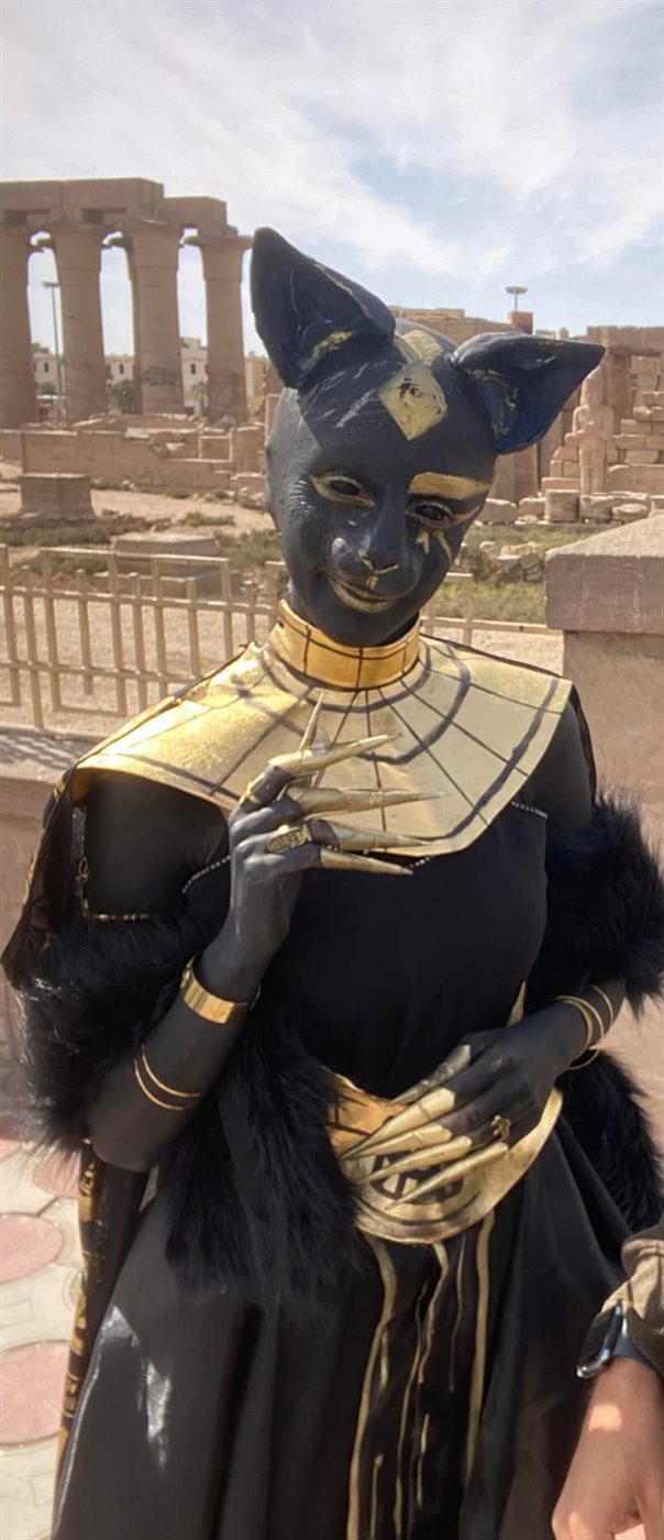 مارينا مجدي بزي باستت في معبد الأقصر