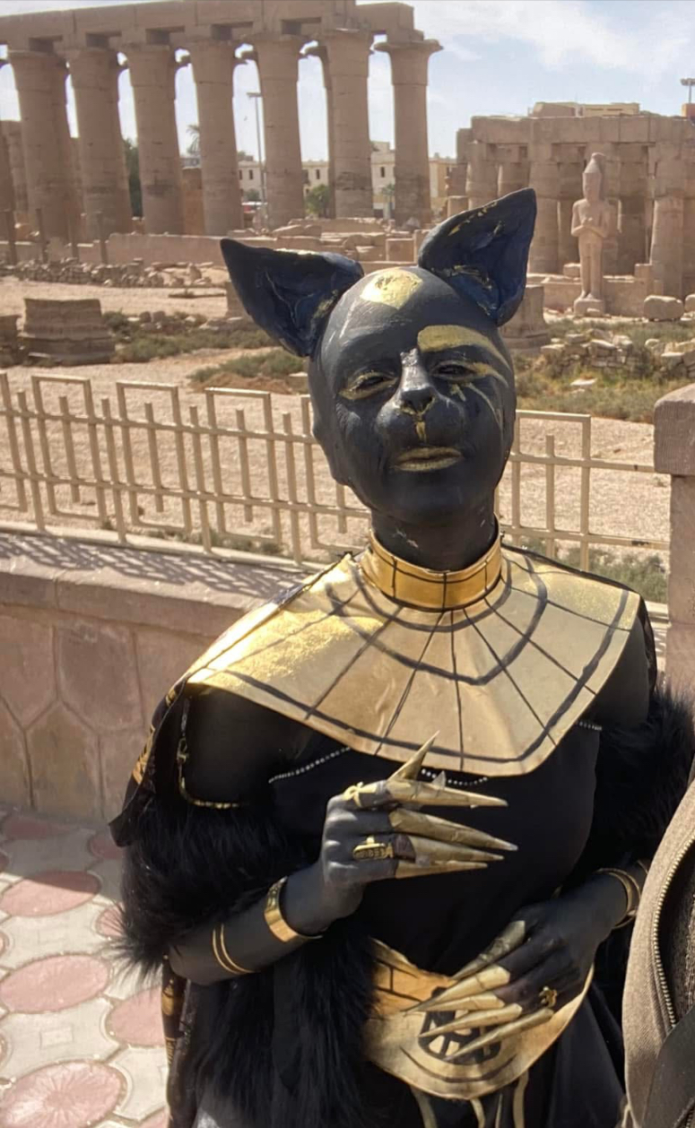 مارينا مجدي بزي باستت في معبد الأقصر