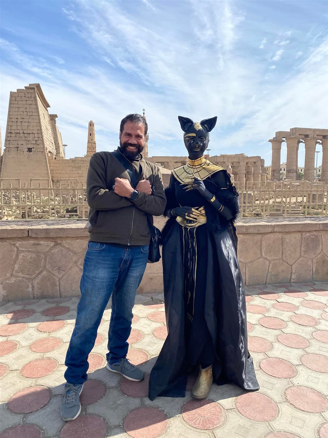 مارينا مجدي بزي باستت في معبد الأقصر