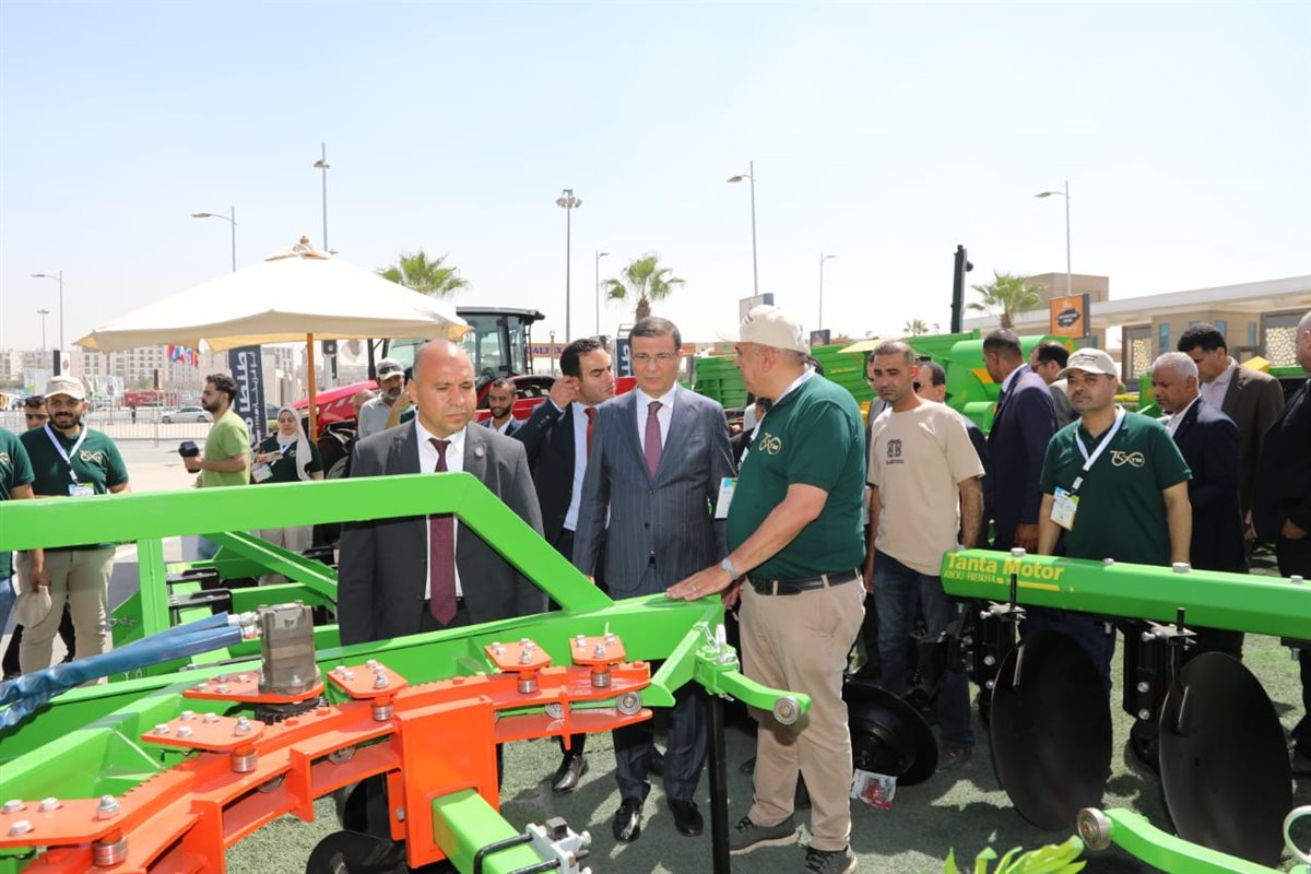 وزير الزراعة خلال الافتتاح