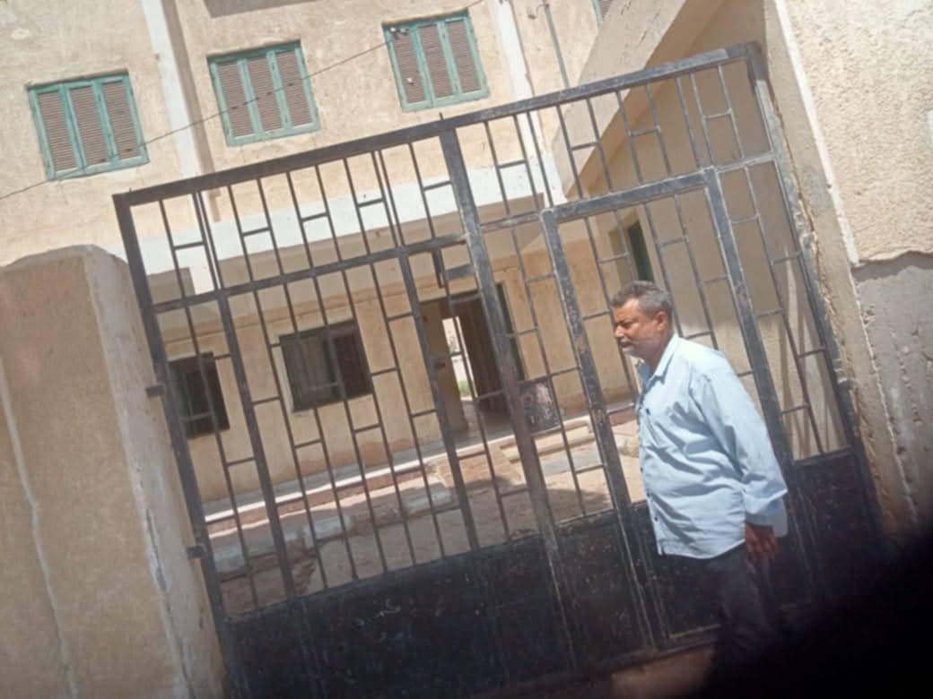 إغلاق وحدة صحية بالضبة والمفتاح في النهار بقنا