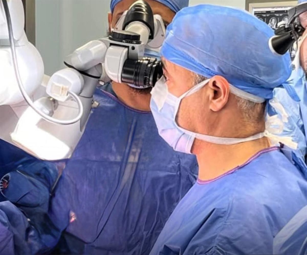 جراحة دقيقة لمريض مستيقظ بالمخ لأول مرة