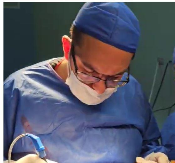 جراحة دقيقة لمريض مستيقظ بالمخ لأول مرة