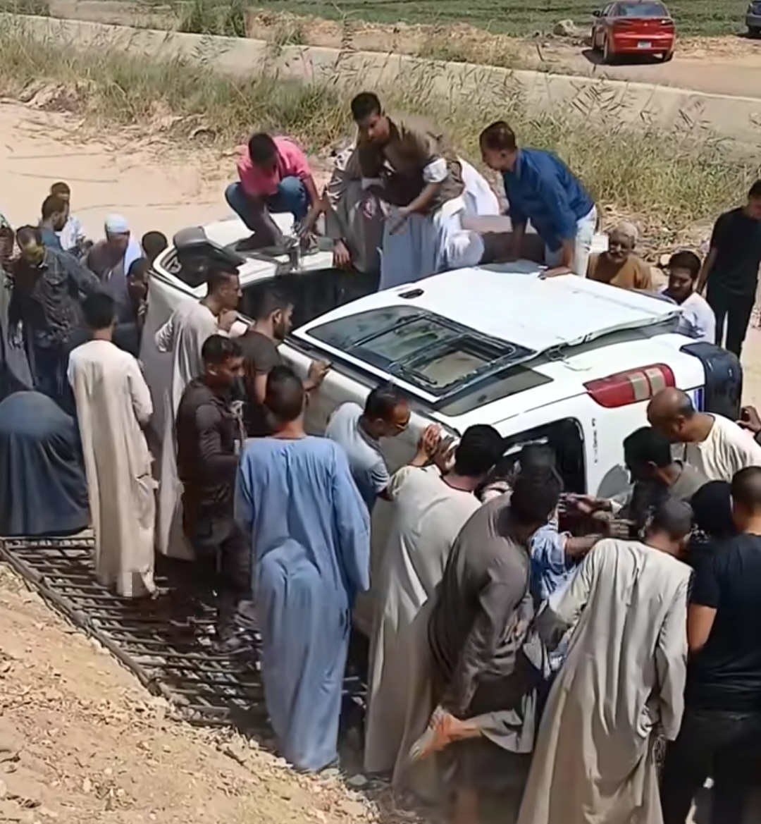انقلاب سيارة ميكروباص على طريق قفط قنا