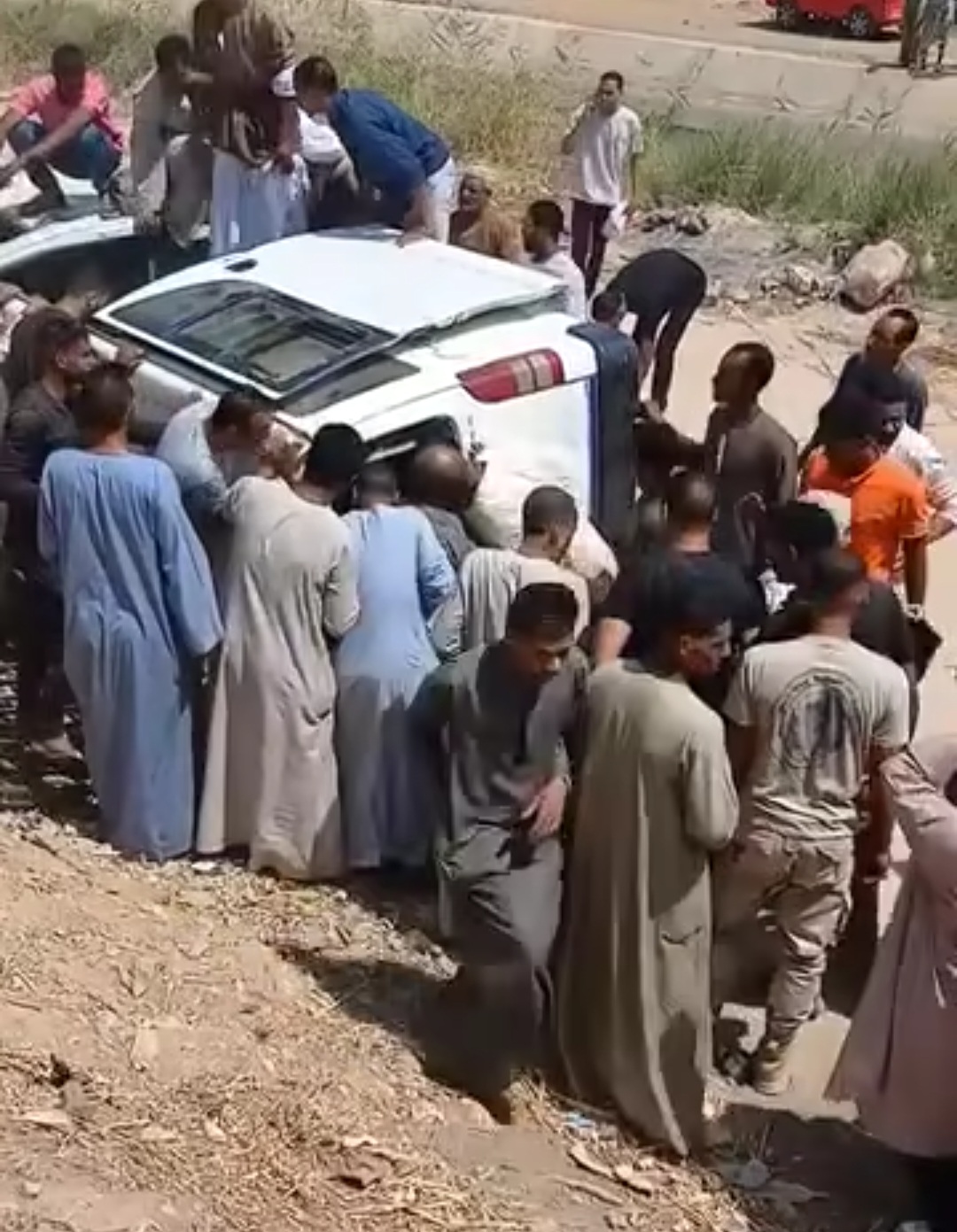 انقلاب سيارة ميكروباص على طريق قفط قنا