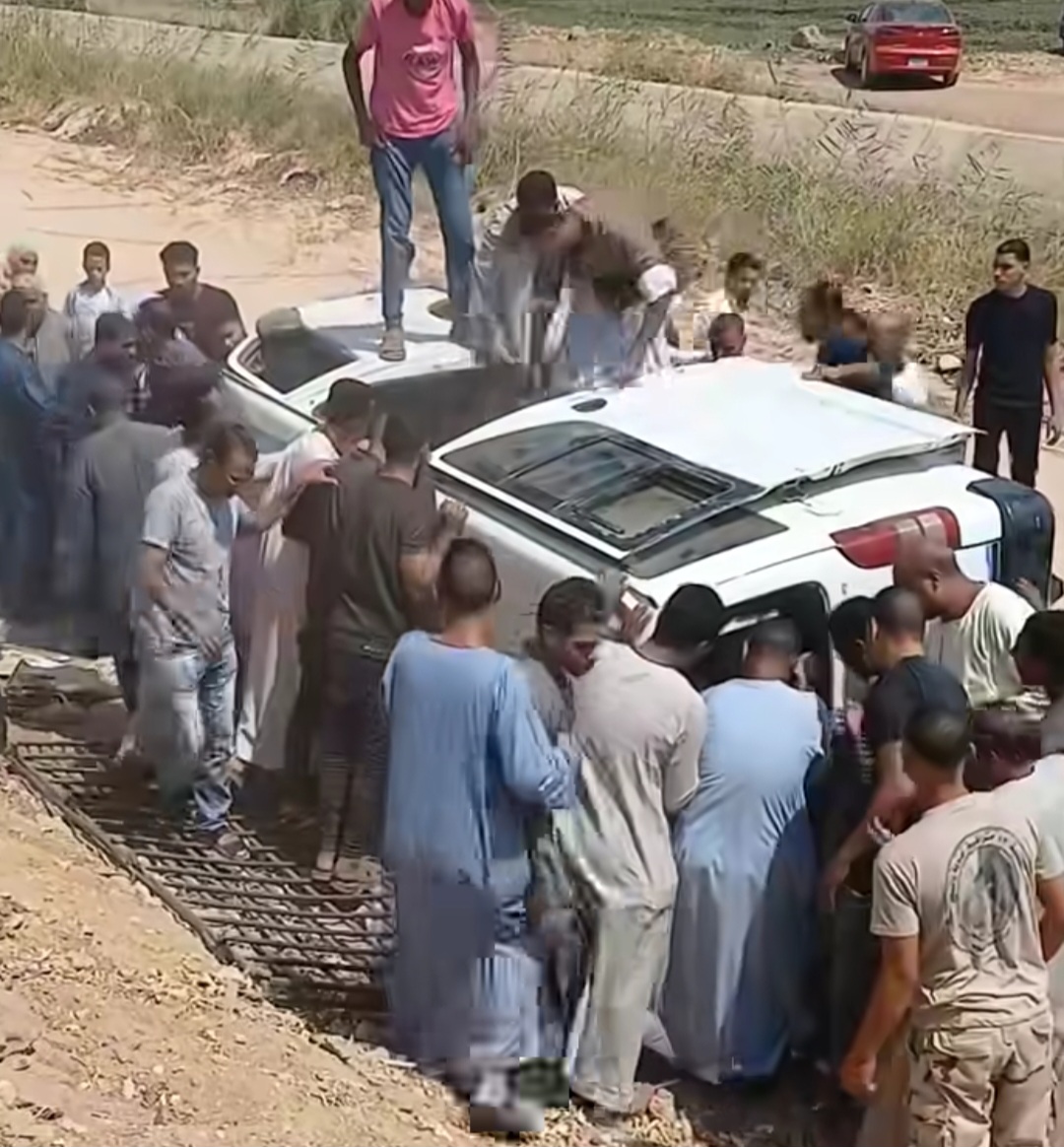 انقلاب سيارة ميكروباص على طريق قفط قنا