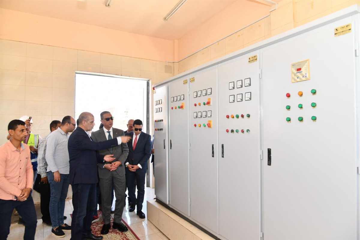 محافظ الفيوم يتفقد محطة توليد الكهرباء من الطاقة الشمسية بمشروع رفع الصرف الصحي بالإعلام