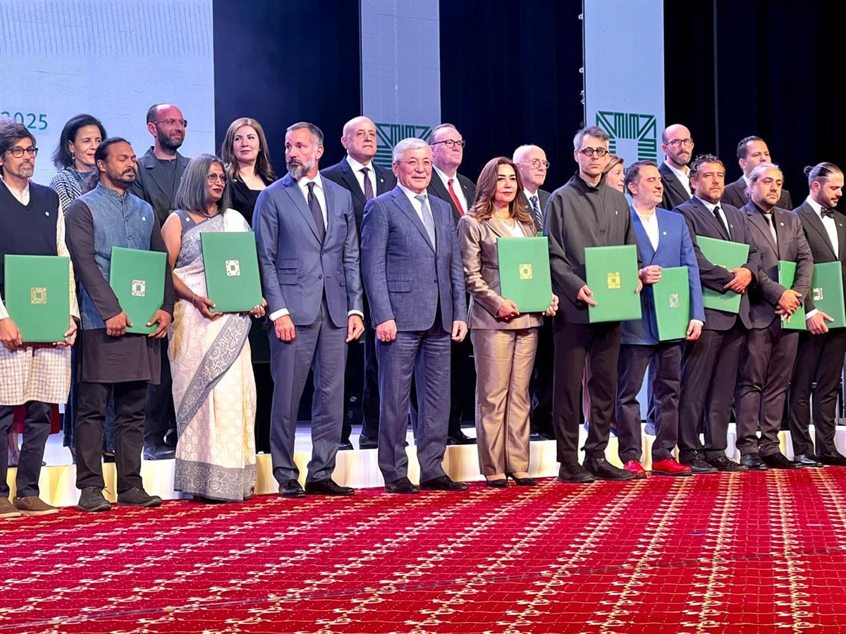 محافظ الأقصر يتسلم جائزة الأغاخان