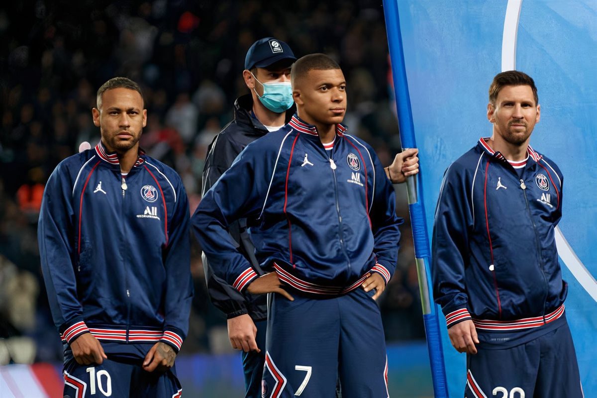 <strong>ليونيل ميسي وكيليان مبابي ونيمار ثلاثي نادي باريس سان جيرمان</strong>