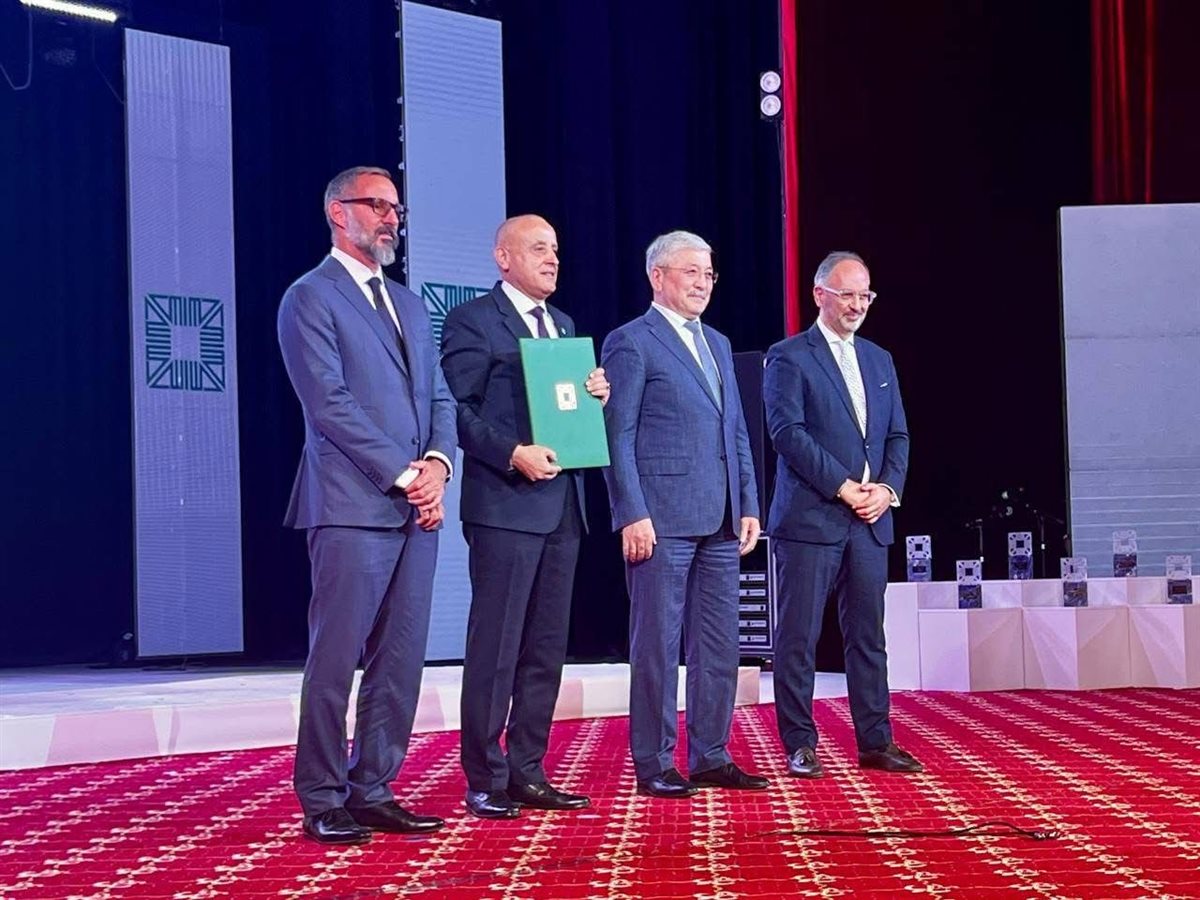 جامعة الأقصر تقدم التهنئة للمحافظ للفوز بجائزة الآغا خان