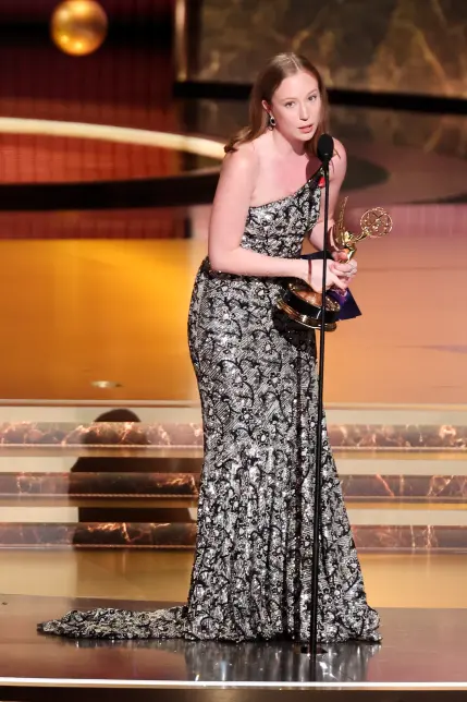 الممثلة هانا إينبيندر تحت نيران الانتقادات بعد دعمها لفلسطين في حفل جوائز إيمي