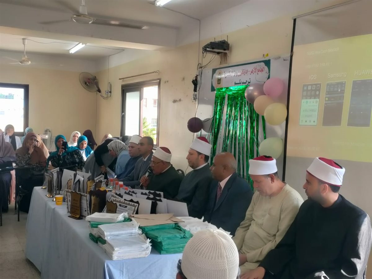 الرواق الأزهري بالإسكندرية يكرم 28 دارسٍ من الخاتمين لحفظ القرآن و32 انتهوا من حفظ نصفه