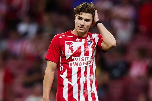 <strong>الإرجنتيني جوليان ألفاريز مهاجم فريق أتلتيكو مدريد الإسباني</strong>