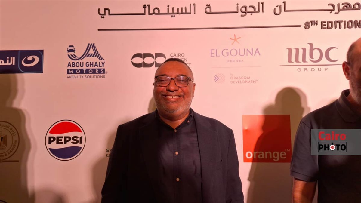 الكاتب والسيناريست عبد الرحيم كمال أول الحضور في المؤتمر الصحفي للدورة الـ 8 من مهرجان الجونة السينمائي