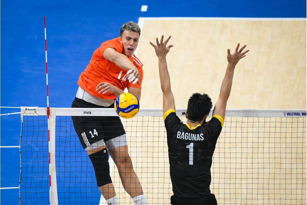 مباراة منتخب الطائرة أمام الفلبين