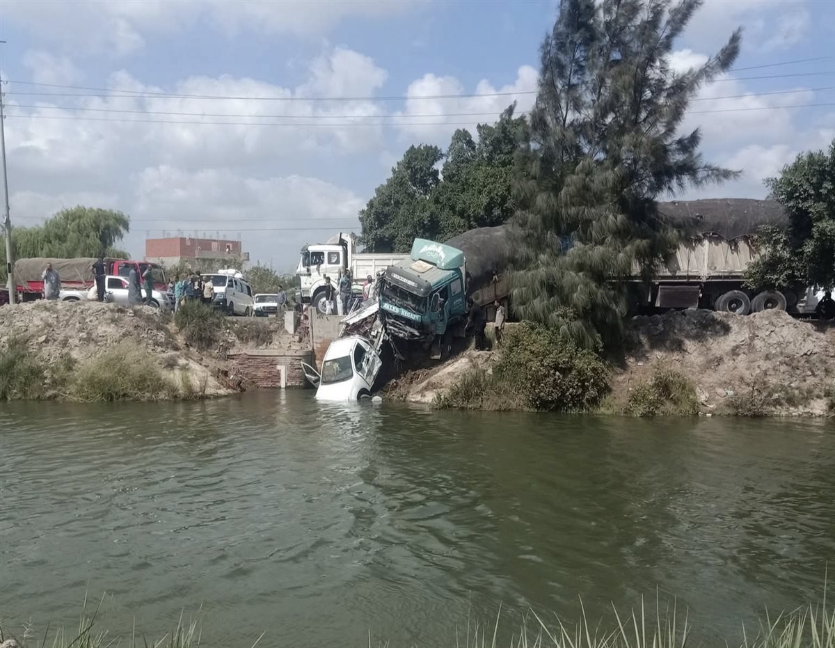 حادث تصادم سيارتين بطريق أبو المطامير - دمنهور بالبحيرة