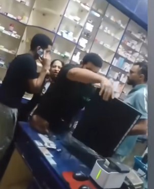 <strong>سيدة على أحد الأشخاص داخل صيدلية بالشرقية</strong>