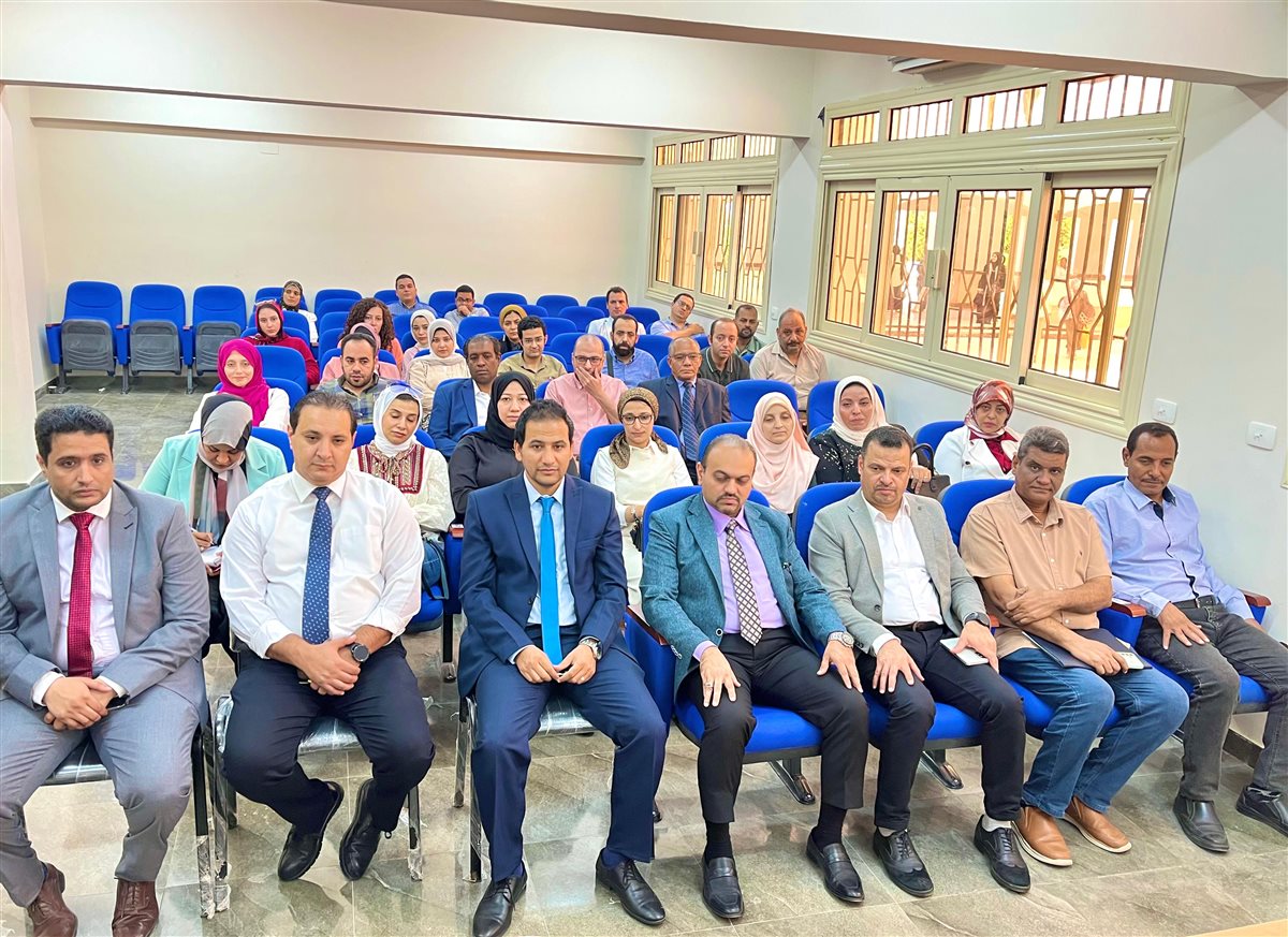 اجتماع رئيس جامعة الأقصر وأعضاء هيئة التدريس