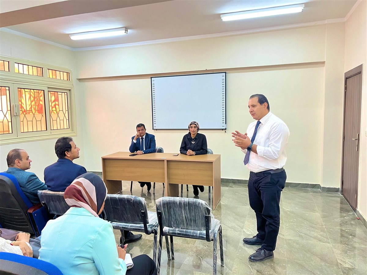 اجتماع رئيس جامعة الأقصر وأعضاء هيئة التدريس