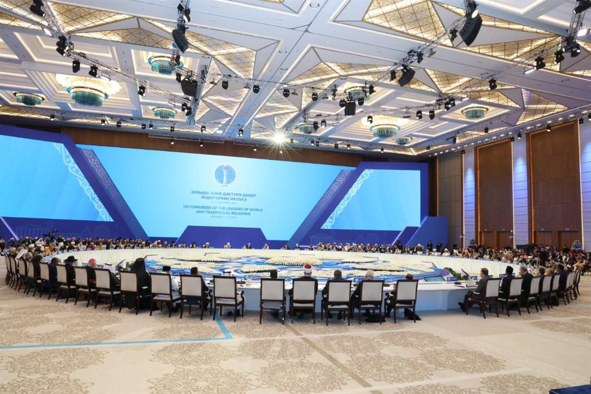 الرئيس الكازاخي يكرم مفتي الجمهورية ويمنحه وسام الشرف تقديرًا لجهوده في تعزيز الحوار بين الأديان ونشر ثقافة السلام