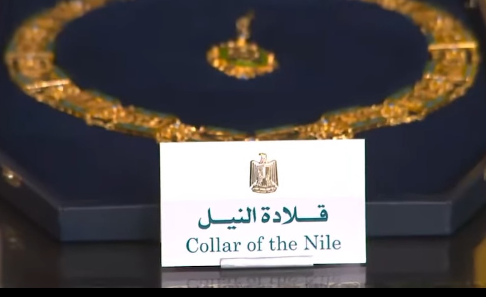 <strong>الرئيس السيسي يهدي ملك إسبانيا قلادة النيل.. ووسام الكمال من الطبقة الممتازة للملكة ليتيزيا</strong>
