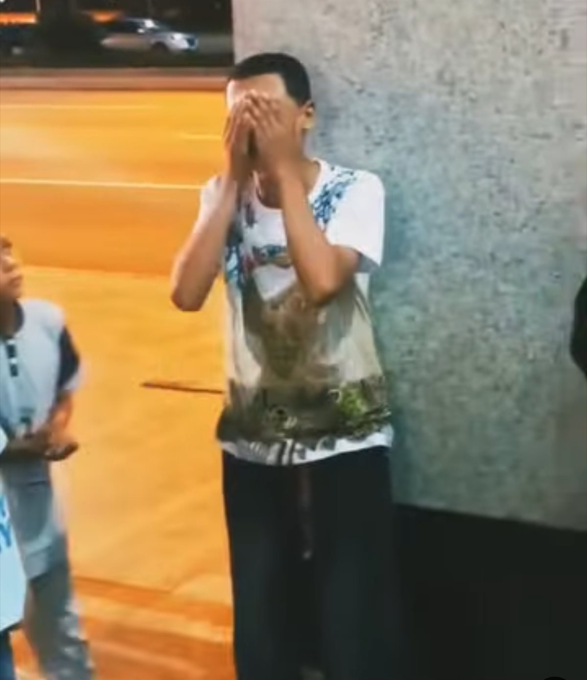 صغير يبكى بحرقة في مطار الأقصر الدولي شوقا للنبي