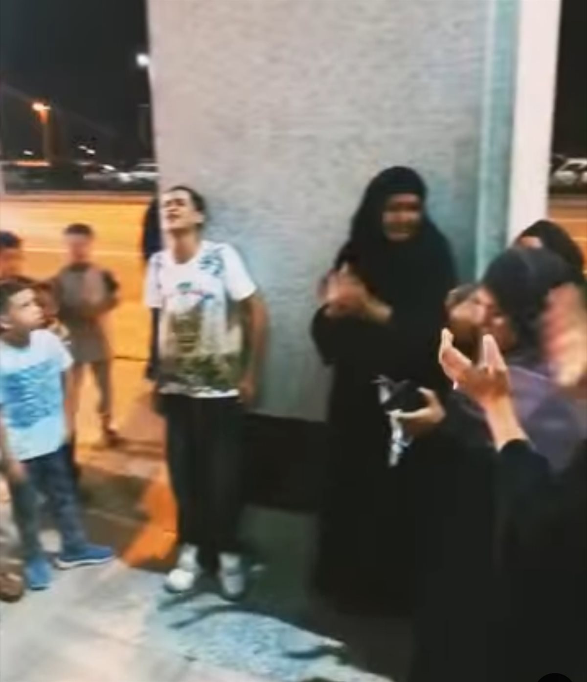 صغير يبكى بحرقة في مطار الأقصر الدولي شوقا للنبي