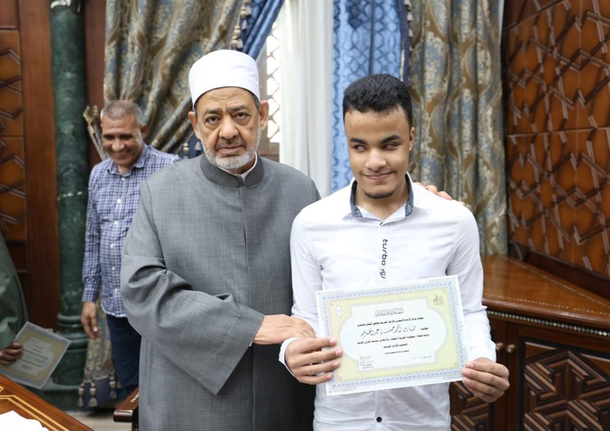 الإمام الأكبر يكرِّم الطلاب الأوائل في حفظ الخريدة البهية