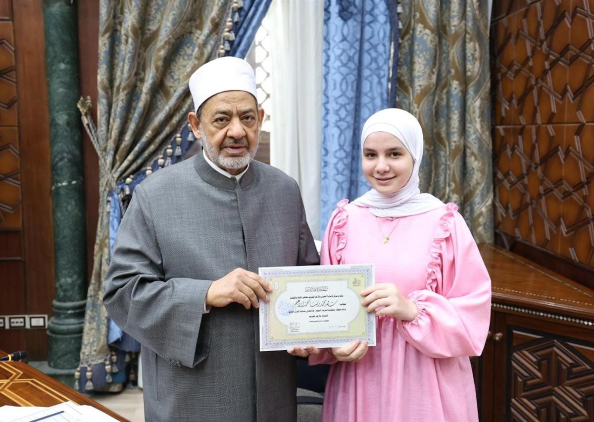 الإمام الأكبر يكرِّم الطلاب الأوائل في حفظ الخريدة البهية