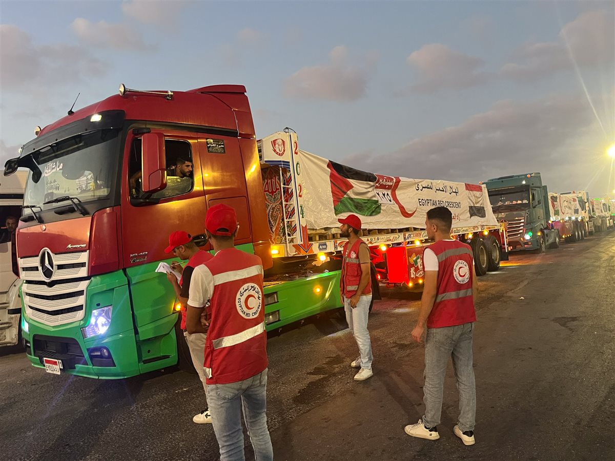الهلال الأحمر المصري يرسل مساعدات غذائية لأشقائنا في غزة