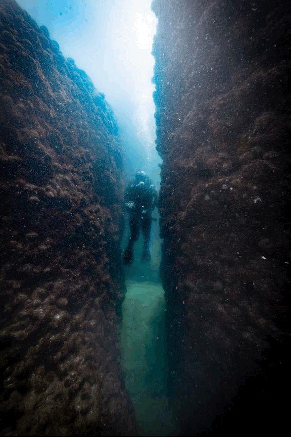 الآثار تعلن الكشف عن شواهد أثرية تؤكد وجود ميناء قديم مغمور بالمياه في منطقة معبد تابوزيريس ماجنا بالإسكندرية
