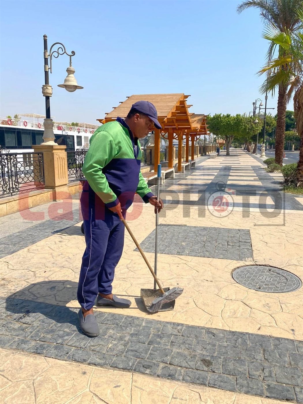عمال النظافة يعبرون عن سعادتهم في إظهار الأقصر في أبهى صورة