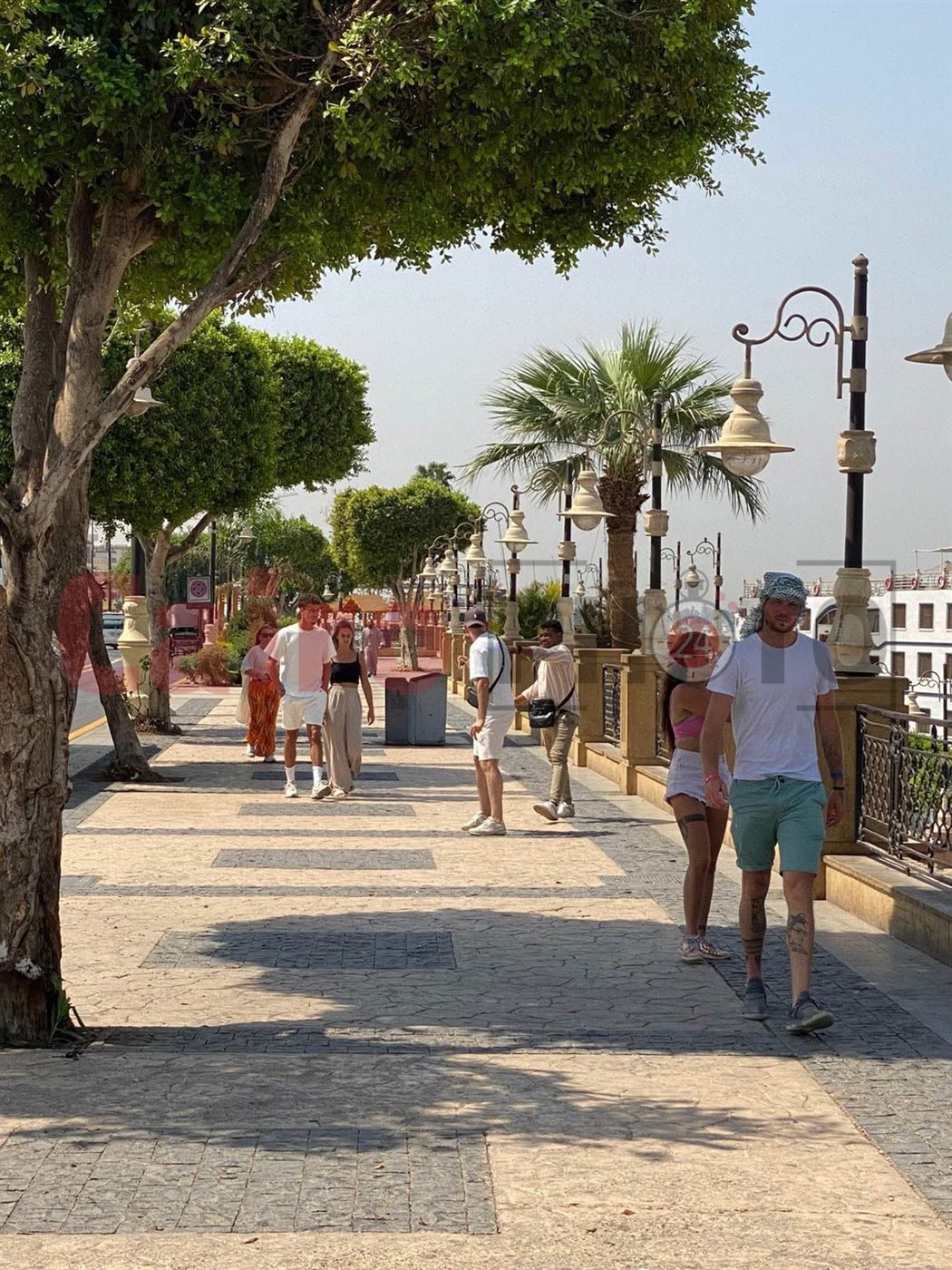 عمال النظافة يعبرون عن سعادتهم في إظهار الأقصر في أبهى صورة