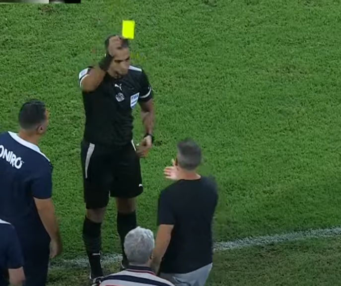 رد فعل يانيك فيريرا بعد حصوله على بطاقة صفراء في مباراة الزمالك والإسماعيلي