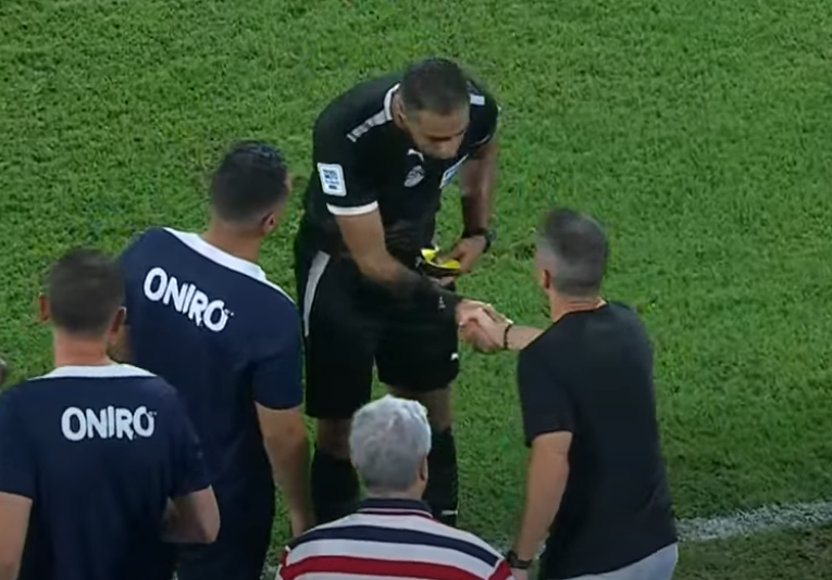 رد فعل يانيك فيريرا بعد حصوله على بطاقة صفراء في مباراة الزمالك والإسماعيلي