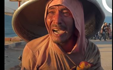 نازح بغزة يحمل ما تبقى من أشيائه ويبكي على حاله وأطفاله