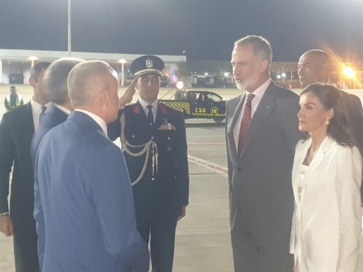 ملك وملكه اسبانيا يصلان الأقصر