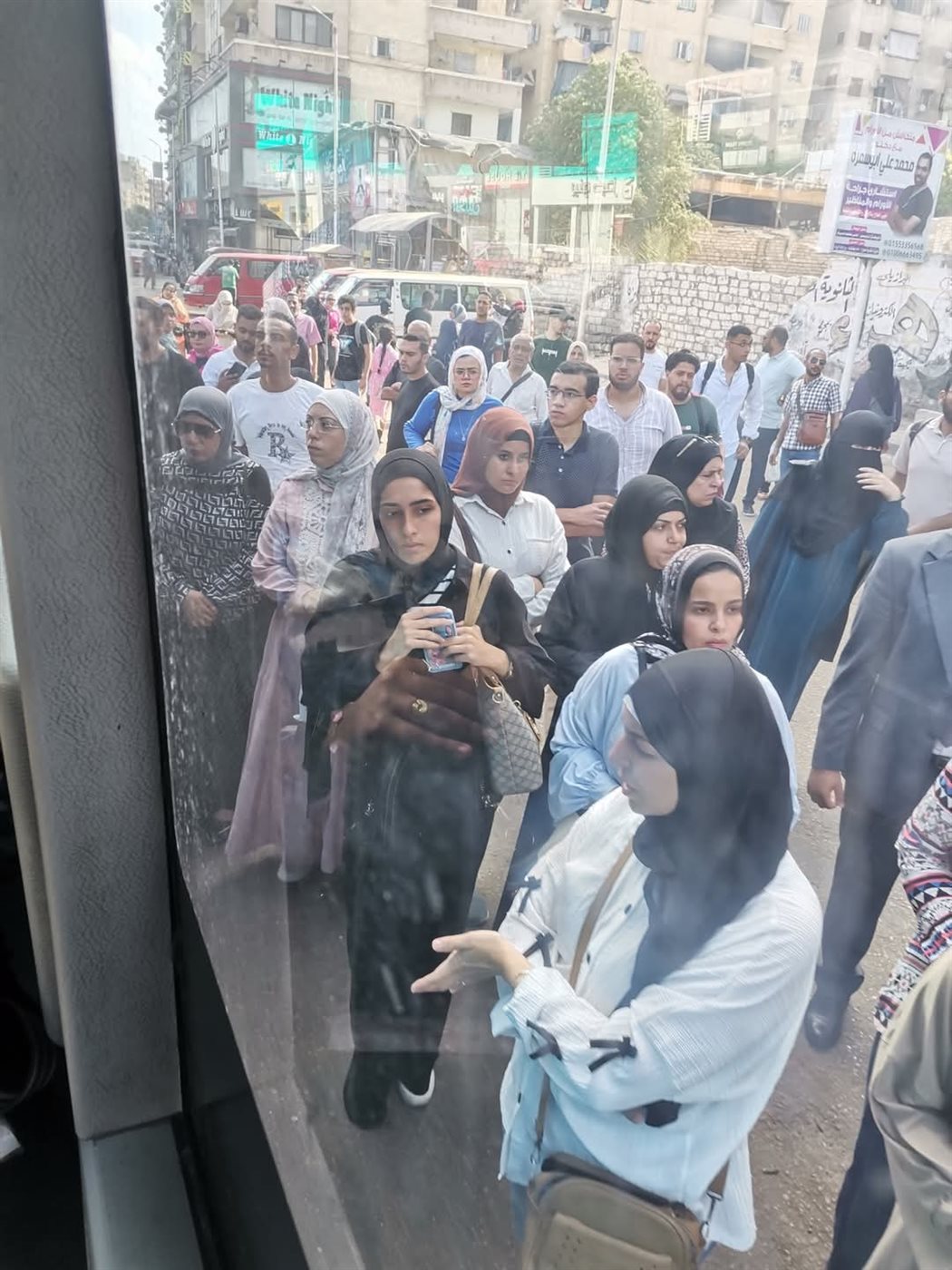 انتظار لوصول الاتوبيسات