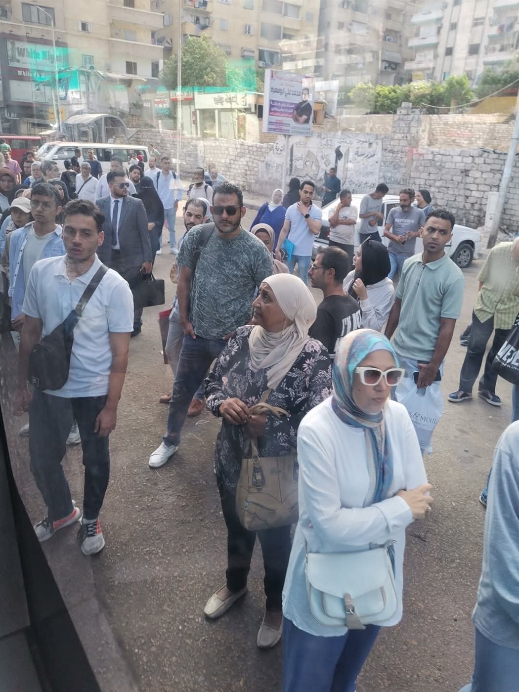 تكدس وانتظار لوصول الاتوبيسات