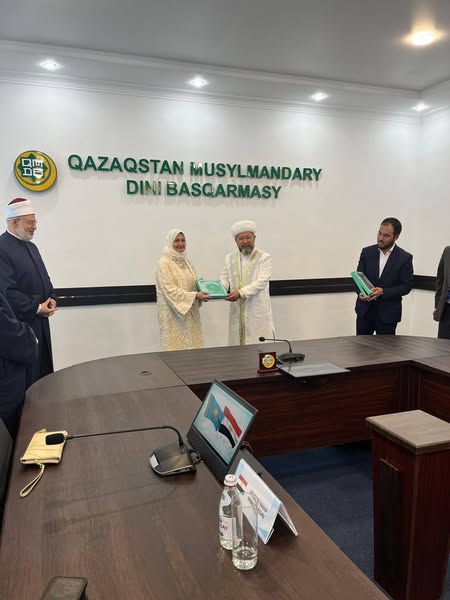 مستشارة شيخ الأزهر للوافدين ضمن وفد الأزهر في زيارة دار الإفتاء بكازاخستان<br alt=