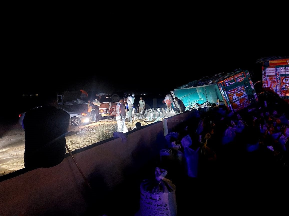 بدون إصابات .. مرسي مطروح تفتح الطريق بعد حادث انقلاب مقطورة محمّلة بالدقيق