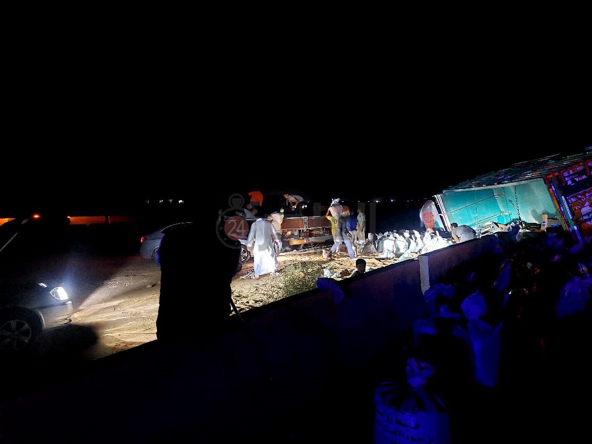 بدون إصابات .. مرسي مطروح تفتح الطريق بعد حادث انقلاب مقطورة محمّلة بالدقيق