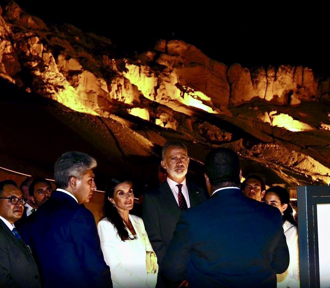ملك وملكة إسبانيا بحتشبسوت لافتتاح إضاءة الجبل الغربي
