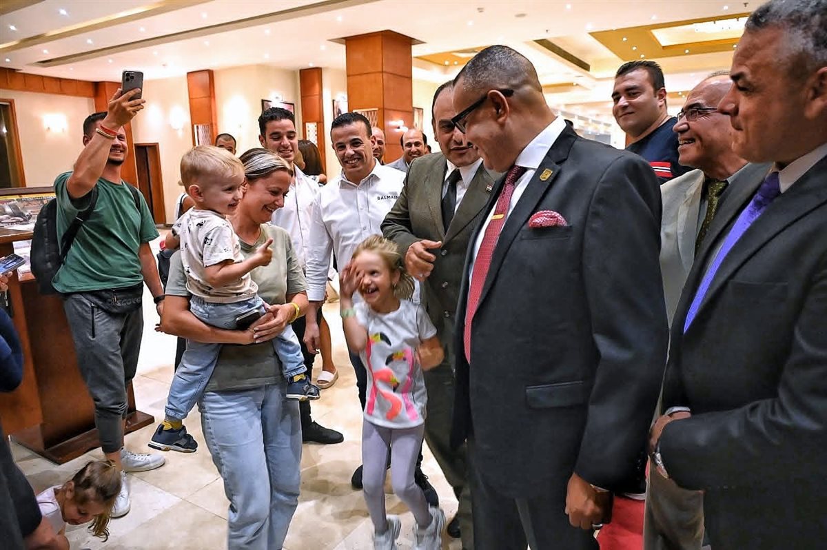 محافظ جنوب سيناء يلتقي بالعديد من السائحين بشرم الشيخ 