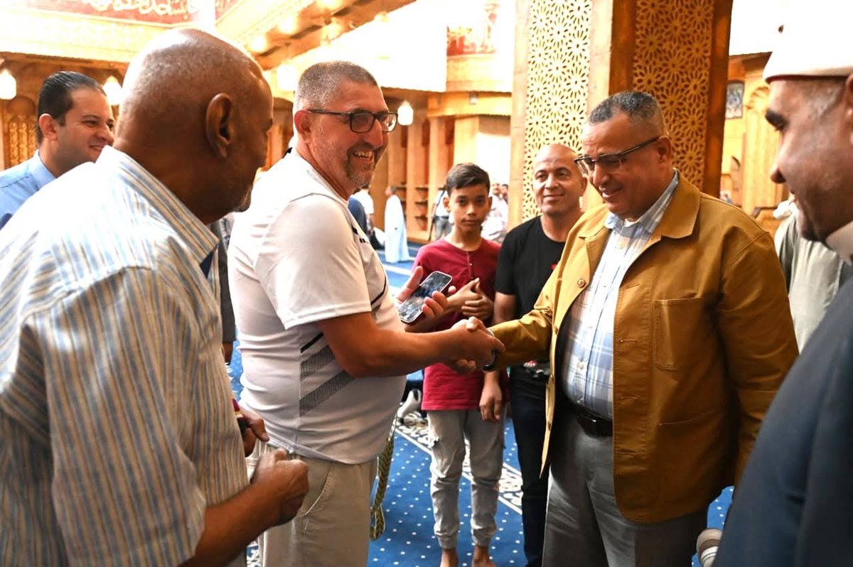 محافظ جنوب سيناء يلتقي بالعديد من السائحين بشرم الشيخ 