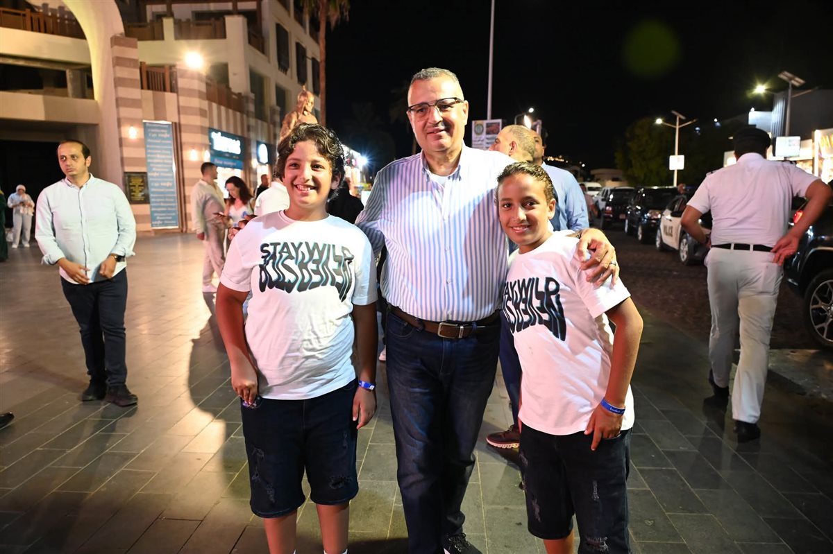 محافظ جنوب سيناء يلتقي بالعديد من السائحين بشرم الشيخ 